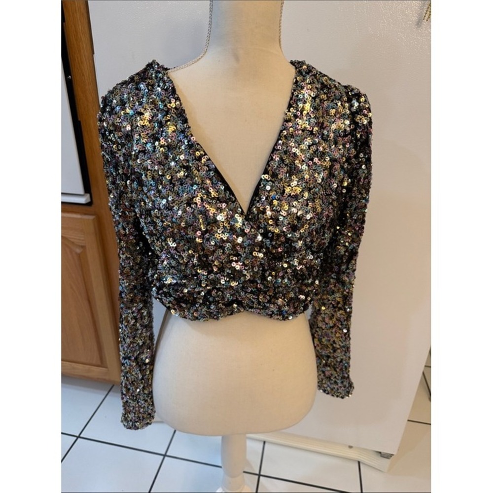 ASTR Iridescent‎ Black Multi Sequin Twist-Front Crop Top